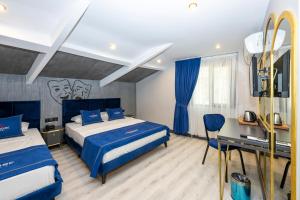 Una habitación de hotel con dos camas y un mural de una tabla de surf. en İstanbul Paradise Hotel, en Estambul 34 fotos más