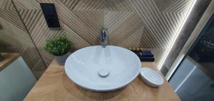 Ένα μπάνιο στο Apartament Midnight Blue +126 φωτογραφίες