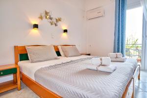 เตียงในห้องที่ Logas Beach Studios Peroulades Corfu