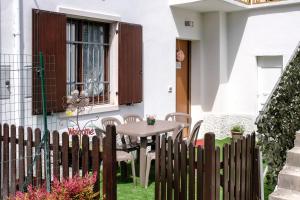 Una mesa afuera de una casa con una cerca en Gardaland Holiday Home*****, en Castelnuovo del Garda