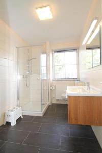 キュールングスボルンにあるStrandstrasse-43-Wohnung-4-9553のバスルーム(シャワー、洗面台、トイレ付)