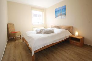 キュールングスボルンにあるStrandstrasse-43-Wohnung-4-9553のベッドルーム1室(ベッド1台、テーブル、窓付)