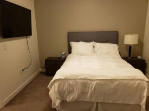 sypialnia z łóżkiem i telewizorem z płaskim ekranem w obiekcie Luxury Living with Resort Amenities King bd Queens bd Sofa bd GymPoolHot Tub Fast WiFi w mieście Draper +24 zdjęcia