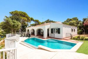 Villa con piscina frente a una casa en Villa Olives by Villa Plus en Ferreries