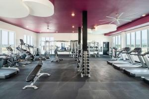 siłownia z dużą ilością bieżni i maszyn w obiekcie Luxury Living with Resort Amenities King bd Queens bd Sofa bd GymPoolHot Tub Fast WiFi w mieście Draper