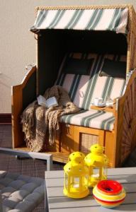 キュールングスボルンにあるResidenz-Ostseewind-Wohnung-15-9732の毛布と本を使った玩具ベッド