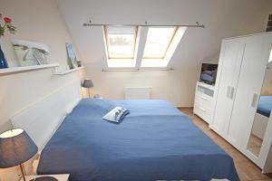 キュールングスボルンにあるHaus-Karl-Risch-Strasse-Wohnung-6-9816のベッドルーム(青いベッド1台、窓付)