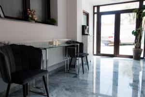 una sala de estar con una mesa y sillas de cristal en EDA ROOMS, en Sibiu