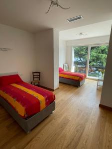 1 dormitorio con 2 camas y ventana grande en Appartamento Riviera, en Cremia