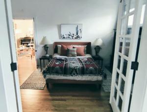 um quarto com uma cama com almofadas em Historic Oakpark Home 
