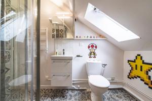 łazienka z toaletą i prysznicem w obiekcie ExploreReims - studio magique proche gare et centre w mieście Reims +44 zdjęcia
