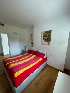 Un dormitorio con una cama con una manta de colores. en Appartamento Riviera, en Cremia