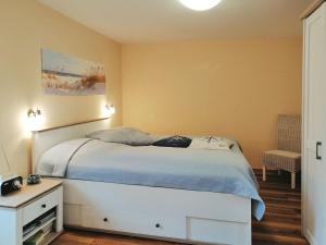キュールングスボルンにあるResidenz-Ostseewind-Wohnung-6-9875のベッドルーム(大きな白いベッド1台、テーブル付)