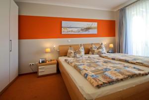 キュールングスボルンにあるResidenz-Ostseestrand-WE-15-9876のベッドルーム1室(ベッド2台付)が備わります。