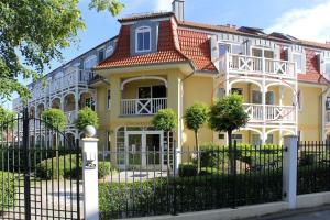キュールングスボルンにあるResidenz-Ostseestrand-WE-15-9876の赤屋根の黄色い家