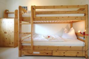 Кровать или кровати в номере Strandstrasse-16-Wohnung-33-9877