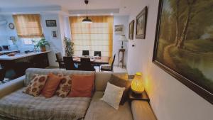 een woonkamer met een bank met kussens bij STAY Serenity Apartment in Yukarı Lakatamya