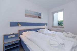 キュールングスボルンにあるYachthafenresidenz-Wohnung-5103-807のベッドルーム1室(白いシーツ付きのベッド1台、窓付)