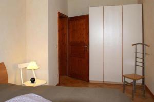 キュールングスボルンにあるResidenz-Seestern-WE-18-mit-WLAN-9917のベッドルーム1室(ベッド1台、はしご、クローゼット付)