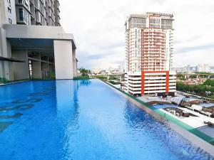 ein großer Pool auf dem Dach eines Gebäudes in der Unterkunft The Grand SS15 beside INTI College near Sunway Pyramid and Sunway Lagoon in Subang Jaya