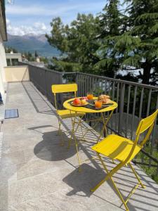 une table jaune et deux chaises sur une terrasse dans l'établissement Appartamento Riviera, à Cremia