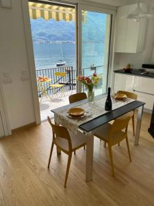 a table and chairs in a kitchen with a view of the ocean at Appartamento Riviera in Cremia