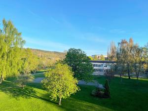 uma vista aérea de um edifício com uma árvore num campo em Twayi Luxury Suites em Jönköping