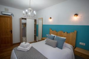 パントンにあるFogar do Pumarのベッドルーム1室(青い壁の大きな白いベッド1台付)