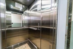 eine begehbare Dusche mit Edelstahlwänden in der Unterkunft Apartamentos Com Suite ,Wi-Fi 500MB , Estacionamento, Elevador, Cozinha Completa , Jr Catito in Brasilia + 67 Fotos