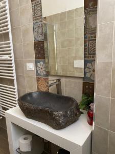 een badkamer met een zwarte wastafel op een aanrecht bij Roma Loft in Verona