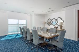 uma sala de conferências com uma mesa longa e cadeiras em The Pensacola Beach Resort em Pensacola Beach