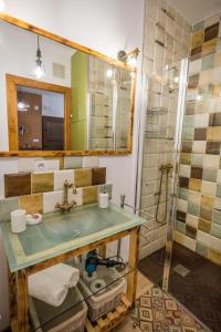 a bathroom with a sink and a shower at Fogar do Pumar in Pantón