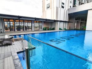 ein großer blauer Pool in einem Gebäude in der Unterkunft The Grand SS15 beside INTI College near Sunway Pyramid and Sunway Lagoon in Subang Jaya