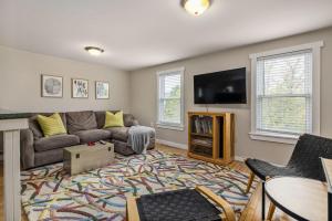ein Wohnzimmer mit einem Sofa und einem Flachbild-TV in der Unterkunft The Brew House - 2nd Floor Private Apartment in Portland