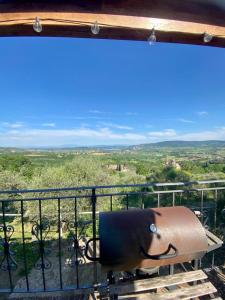 balcón con vistas a un campo en Locazione turistica ex Le Casette Di Cedromonte, en Panicale