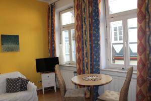 - un salon avec une table et une fenêtre dans l'établissement Urlaub im Herzen von Celle, à Celle