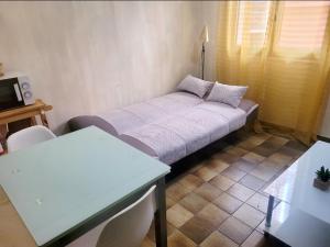 a small room with a couch and a table at Studio proche de la mer in Calvi