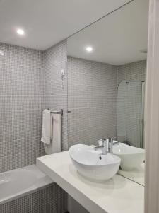 y baño con lavabo blanco y espejo. en BRISA MAR, en Póvoa de Varzim