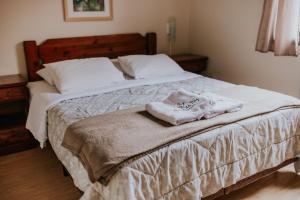 Een bed of bedden in een kamer bij Pousada Casa da Paz