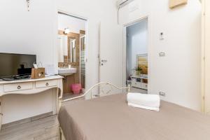 una camera da letto con un letto, un lavandino e uno specchio di Hotel Reverse a Torre Santa Sabina