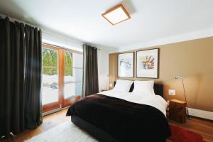 Un dormitorio con una cama y una ventana grande. en Casa Zilli, en La Villa