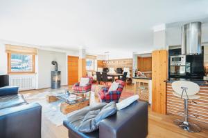 una sala de estar con un sofá y una mesa en Casa Zilli, en La Villa