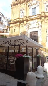 a white umbrella in front of a building at Albergo Diffuso Culturart House in Agrigento