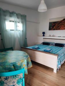 Ліжко або ліжка в номері Cottage a 1km dal centro storico, 500 m dal mare,veranda attrezzata, giardino,vista mare