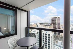 Habitación con ventana con mesa y sillas en The Perfect Premium City Sanctuary - Netflix-WiFi en Auckland