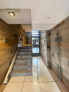 eine Treppe in einem Haus mit Holzwänden in der Unterkunft Las gardenias in San Salvador de Jujuy