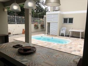 a swimming pool in the middle of a yard at Solar dos Cataventos: Linda Casa com Piscina e Jacuzi in Florianópolis