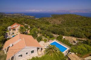 una vista aérea de una casa con piscina en Villa Petra by Villa Plus, en Ágios Stéfanos