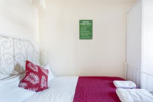 Kings Cross- Euston Apartments tesisinde bir odada yatak veya yataklar