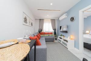 sala de estar con sofá y cama en Central and Fully Furnished Flat in Muratpasa, en Antalya
